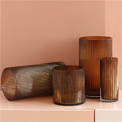 Вертикальна скляна ваза