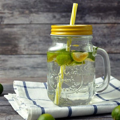 Скляна банка з соломинкою